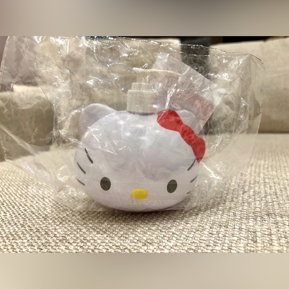 Hello Kitty Soap Dispenser (NWT)